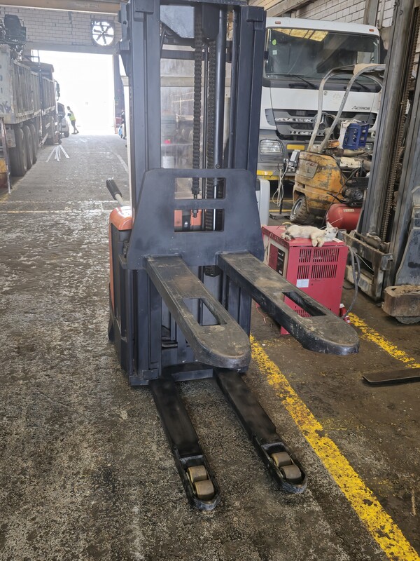 BT SPE160 Pallet Stacker - 5